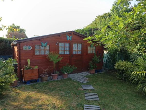 MAISON COMPOSEE DE DEUX APPARTEMENT ,QUARTIER CALME.
