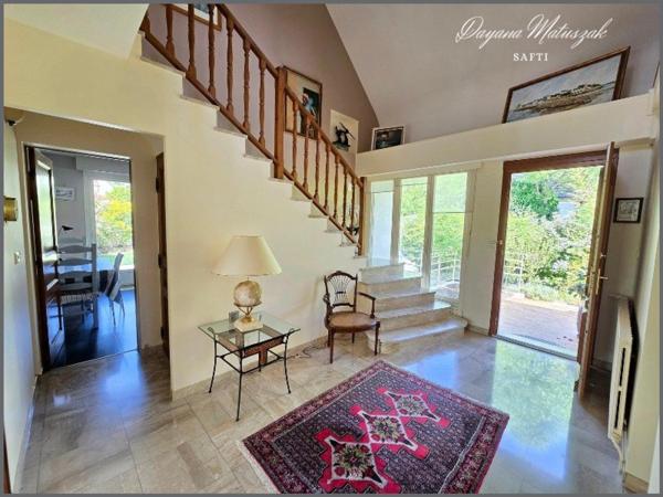 Agréable maison trés lumineuse et spacieuse.