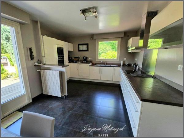 Agréable maison trés lumineuse et spacieuse.