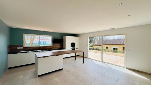 À vendre - Maison moderne de plain-pied T4 à MONTBARTIER de 120 m²