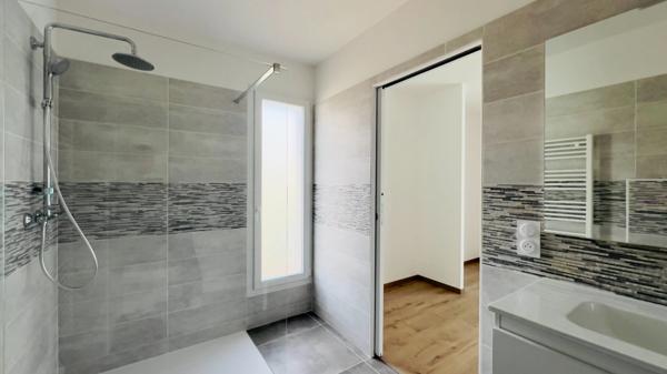 À vendre - Maison moderne de plain-pied T4 à MONTBARTIER de 120 m²