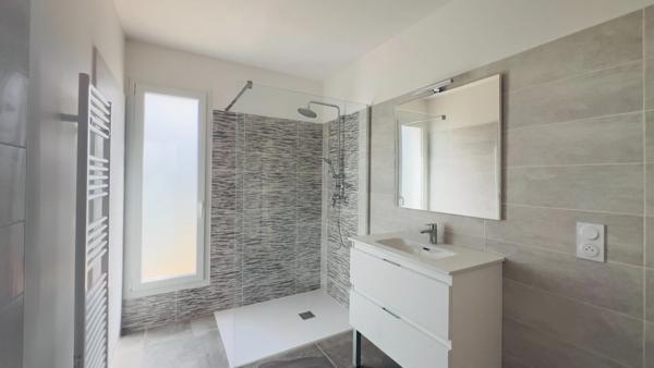 À vendre - Maison moderne de plain-pied T4 à MONTBARTIER de 120 m²