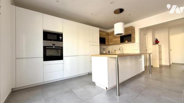 Saint-Aygulf — En cœur de village, bel appartement traversant avec double extérieur et stationnement