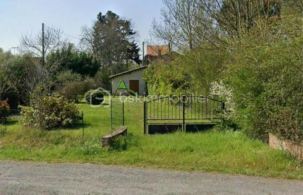 Terrain constructible de 663 m2 proche de toutes les commodités.
Non viabilisé mais raccordement facile avec les réseaux qui passent au bord du terrain.
C.U. en cours.