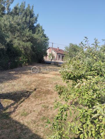 Terrain constructible de 663 m2 proche de toutes les commodités.
Non viabilisé mais raccordement facile avec les réseaux qui passent au bord du terrain.
C.U. en cours.