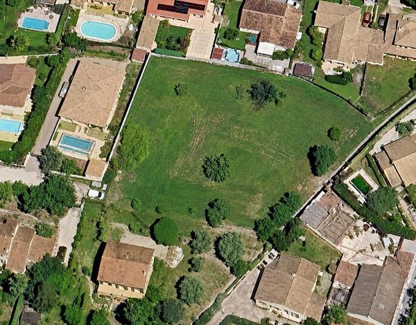 LE MUY Terrain avec permis d'aménager accordé pour 3 lots à bâtir
