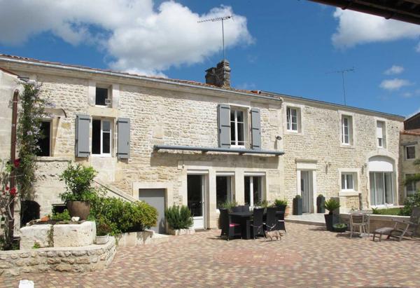 LONGERE CHARENTAISE, 10 PIECES, 340M²