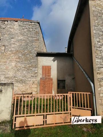 MAISON EN PIERRE- CAVES- GARAGE- COUR EXTÉRIEURE- 71260 Cruzille