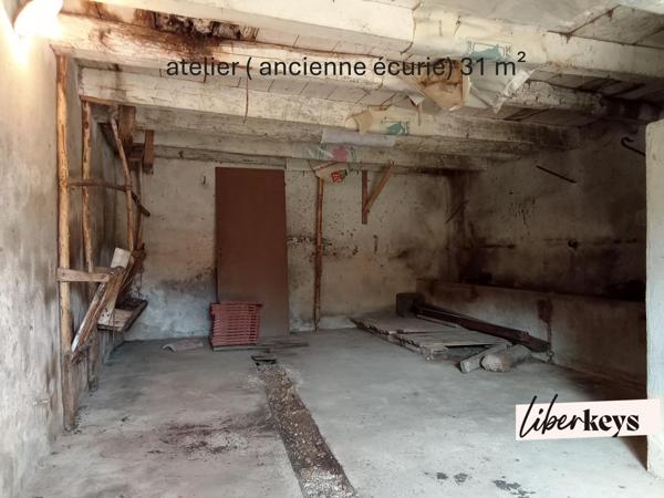 MAISON EN PIERRE- CAVES- GARAGE- COUR EXTÉRIEURE- 71260 Cruzille