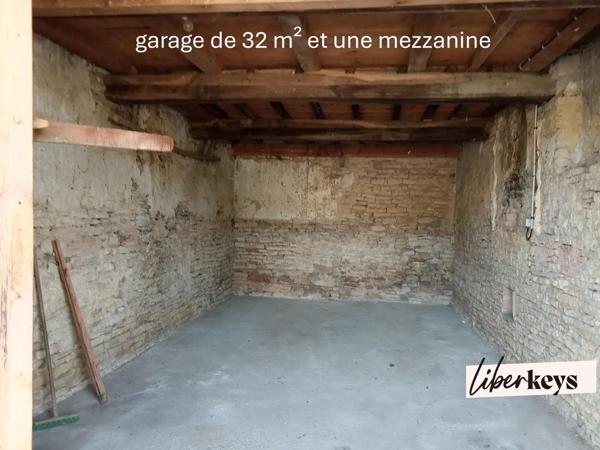 MAISON EN PIERRE- CAVES- GARAGE- COUR EXTÉRIEURE- 71260 Cruzille