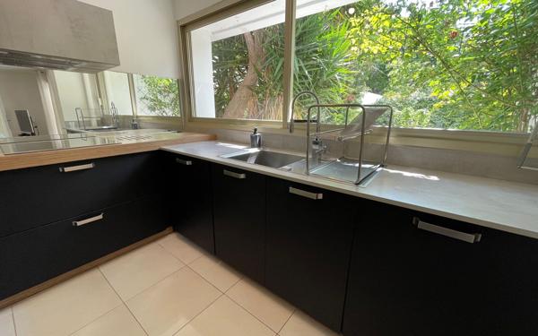 Appartement à vendre    2 pièces • 67,98 m2 Marseille 9