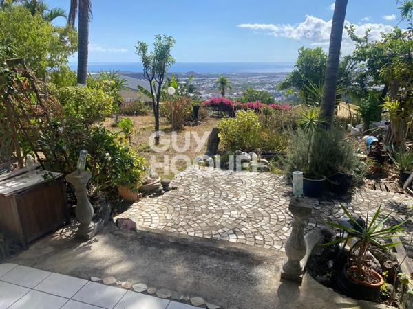 Havre de paix à mi-pente à La Possession, avec vue exceptionnelle sur le port et l'océan