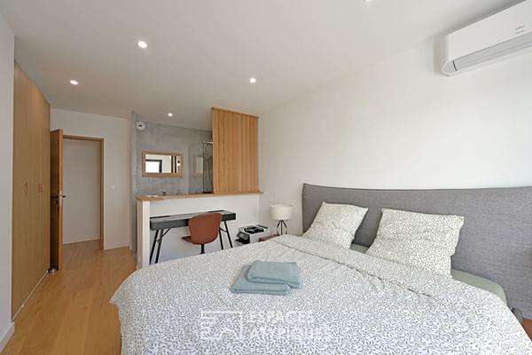 Lumineuse villa de plain-pied avec piscine et spa