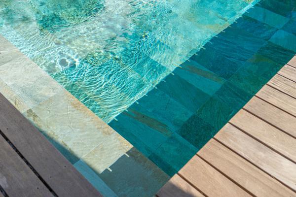 Lumineuse villa de plain-pied avec piscine et spa