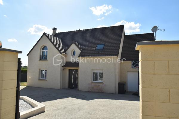 🏡 Cocon Familial - 158 m² - Super état - Grand Parking
🎯 La Vie de Famille Idéale, Sans Aucun Travaux
Découvrez cette magnifique maison de maçon (2010) de 7 pièces dont 5 chambres, pensée pour le confort et la sérénité d'une grande famille. Avec ses 158 m² habitables sur un terrain de 812 m², cette demeure est prête à accueillir ses nouveaux propriétaires car aucun rafraîchissement ni travaux à prévoir, et tout a été conçu avec des matériaux de qualité pour une fonctionnalité optimale.
✨ Les Atouts Clés : Espace, confort, sobriété énergétique :
•	5 Chambres Spacieuses : Idéal pour accueillir votre famille, avoir un bureau ou une salle de jeux dédiée.
•	Confort et Économie : Chauffage assuré par une Pompe à Chaleur (PAC) réversible, et un poêle à bois grande capacité pour des hivers douillets et des factures maîtrisées. Des radiateurs électriques peuvent prendre le relai si besoin à l’étage.
•	Extérieurs Exceptionnels : Grande terrasse ensoleillée de 60 m², vaste pelouse, abri de jardin et un parking extérieur pouvant accueillir jusqu'à 10 véhicules (béton lavé). Portail aluminium coulissant motorisé + portillon aluminium.
•	Ramassage scolaire au bout de la rue. Écoles et collèges facilement accessibles grâce au réseau de bus.
🏠 Description Détaillée des Espaces
Rez-de-Chaussée permettant une vie de plain-pied :
•	Vaste Séjour Lumineux : Équipé de la PAC réversible et du poêle à bois, offrant un espace de vie chaleureux.
•	Cuisine Américaine Équipée : Ouverte sur le séjour pour plus de convivialité.
•	Suite Parentale Confortable : Avec sa propre salle d'eau et douche à l'italienne.
•	Fonctionnel : Hall d’entrée, cellier/buanderie, WC indépendant et accès direct au grand garage par la buanderie. 
Étage (L'Espace de nuit et de jeux des Enfants) : 
•	Quatre Belles Chambres : Toutes lumineuses et prêtes à être aménagées.
•	Pièce Palière : Idéale pour un coin lecture, de jeu, de détente ou un espace de travail supplémentaire.
•	Salle d'Eau Moderne : Douche à l'italienne et double vasque.
•	Pratique : Grand dressing et WC indépendant.
📍 Environnement et Commodités
La maison est idéalement située, offrant le calme de la campagne avec un voisinage convivial de plusieurs familles avec enfants, et avec un accès assez direct aux services :
•	Auneau : À seulement 10 minutes (8.5 km).
•	Chartres : À 20 minutes (17 km).
•	Scolarité : Ramassage scolaire au bout de la rue. École à 5 km (Francourville), collège à 12 km, et lycées à Chartres.
Ne manquez pas l'opportunité d'offrir à votre famille cette qualité de vie !