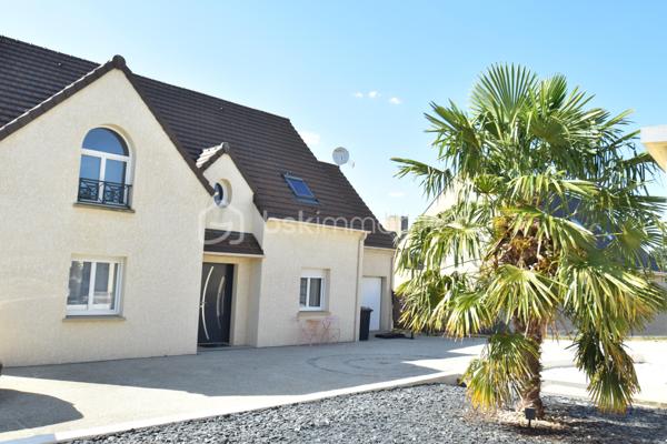 🏡 Cocon Familial - 158 m² - Super état - Grand Parking
🎯 La Vie de Famille Idéale, Sans Aucun Travaux
Découvrez cette magnifique maison de maçon (2010) de 7 pièces dont 5 chambres, pensée pour le confort et la sérénité d'une grande famille. Avec ses 158 m² habitables sur un terrain de 812 m², cette demeure est prête à accueillir ses nouveaux propriétaires car aucun rafraîchissement ni travaux à prévoir, et tout a été conçu avec des matériaux de qualité pour une fonctionnalité optimale.
✨ Les Atouts Clés : Espace, confort, sobriété énergétique :
•	5 Chambres Spacieuses : Idéal pour accueillir votre famille, avoir un bureau ou une salle de jeux dédiée.
•	Confort et Économie : Chauffage assuré par une Pompe à Chaleur (PAC) réversible, et un poêle à bois grande capacité pour des hivers douillets et des factures maîtrisées. Des radiateurs électriques peuvent prendre le relai si besoin à l’étage.
•	Extérieurs Exceptionnels : Grande terrasse ensoleillée de 60 m², vaste pelouse, abri de jardin et un parking extérieur pouvant accueillir jusqu'à 10 véhicules (béton lavé). Portail aluminium coulissant motorisé + portillon aluminium.
•	Ramassage scolaire au bout de la rue. Écoles et collèges facilement accessibles grâce au réseau de bus.
🏠 Description Détaillée des Espaces
Rez-de-Chaussée permettant une vie de plain-pied :
•	Vaste Séjour Lumineux : Équipé de la PAC réversible et du poêle à bois, offrant un espace de vie chaleureux.
•	Cuisine Américaine Équipée : Ouverte sur le séjour pour plus de convivialité.
•	Suite Parentale Confortable : Avec sa propre salle d'eau et douche à l'italienne.
•	Fonctionnel : Hall d’entrée, cellier/buanderie, WC indépendant et accès direct au grand garage par la buanderie. 
Étage (L'Espace de nuit et de jeux des Enfants) : 
•	Quatre Belles Chambres : Toutes lumineuses et prêtes à être aménagées.
•	Pièce Palière : Idéale pour un coin lecture, de jeu, de détente ou un espace de travail supplémentaire.
•	Salle d'Eau Moderne : Douche à l'italienne et double vasque.
•	Pratique : Grand dressing et WC indépendant.
📍 Environnement et Commodités
La maison est idéalement située, offrant le calme de la campagne avec un voisinage convivial de plusieurs familles avec enfants, et avec un accès assez direct aux services :
•	Auneau : À seulement 10 minutes (8.5 km).
•	Chartres : À 20 minutes (17 km).
•	Scolarité : Ramassage scolaire au bout de la rue. École à 5 km (Francourville), collège à 12 km, et lycées à Chartres.
Ne manquez pas l'opportunité d'offrir à votre famille cette qualité de vie !