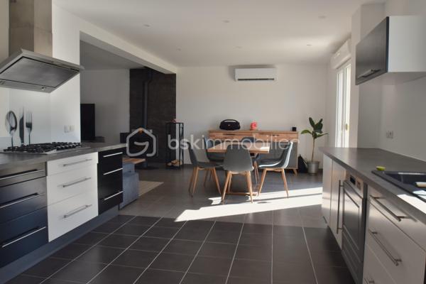 🏡 Cocon Familial - 158 m² - Super état - Grand Parking
🎯 La Vie de Famille Idéale, Sans Aucun Travaux
Découvrez cette magnifique maison de maçon (2010) de 7 pièces dont 5 chambres, pensée pour le confort et la sérénité d'une grande famille. Avec ses 158 m² habitables sur un terrain de 812 m², cette demeure est prête à accueillir ses nouveaux propriétaires car aucun rafraîchissement ni travaux à prévoir, et tout a été conçu avec des matériaux de qualité pour une fonctionnalité optimale.
✨ Les Atouts Clés : Espace, confort, sobriété énergétique :
•	5 Chambres Spacieuses : Idéal pour accueillir votre famille, avoir un bureau ou une salle de jeux dédiée.
•	Confort et Économie : Chauffage assuré par une Pompe à Chaleur (PAC) réversible, et un poêle à bois grande capacité pour des hivers douillets et des factures maîtrisées. Des radiateurs électriques peuvent prendre le relai si besoin à l’étage.
•	Extérieurs Exceptionnels : Grande terrasse ensoleillée de 60 m², vaste pelouse, abri de jardin et un parking extérieur pouvant accueillir jusqu'à 10 véhicules (béton lavé). Portail aluminium coulissant motorisé + portillon aluminium.
•	Ramassage scolaire au bout de la rue. Écoles et collèges facilement accessibles grâce au réseau de bus.
🏠 Description Détaillée des Espaces
Rez-de-Chaussée permettant une vie de plain-pied :
•	Vaste Séjour Lumineux : Équipé de la PAC réversible et du poêle à bois, offrant un espace de vie chaleureux.
•	Cuisine Américaine Équipée : Ouverte sur le séjour pour plus de convivialité.
•	Suite Parentale Confortable : Avec sa propre salle d'eau et douche à l'italienne.
•	Fonctionnel : Hall d’entrée, cellier/buanderie, WC indépendant et accès direct au grand garage par la buanderie. 
Étage (L'Espace de nuit et de jeux des Enfants) : 
•	Quatre Belles Chambres : Toutes lumineuses et prêtes à être aménagées.
•	Pièce Palière : Idéale pour un coin lecture, de jeu, de détente ou un espace de travail supplémentaire.
•	Salle d'Eau Moderne : Douche à l'italienne et double vasque.
•	Pratique : Grand dressing et WC indépendant.
📍 Environnement et Commodités
La maison est idéalement située, offrant le calme de la campagne avec un voisinage convivial de plusieurs familles avec enfants, et avec un accès assez direct aux services :
•	Auneau : À seulement 10 minutes (8.5 km).
•	Chartres : À 20 minutes (17 km).
•	Scolarité : Ramassage scolaire au bout de la rue. École à 5 km (Francourville), collège à 12 km, et lycées à Chartres.
Ne manquez pas l'opportunité d'offrir à votre famille cette qualité de vie !