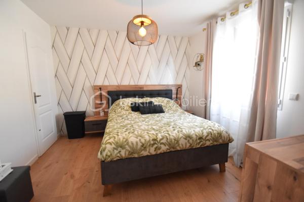 🏡 Cocon Familial - 158 m² - Super état - Grand Parking
🎯 La Vie de Famille Idéale, Sans Aucun Travaux
Découvrez cette magnifique maison de maçon (2010) de 7 pièces dont 5 chambres, pensée pour le confort et la sérénité d'une grande famille. Avec ses 158 m² habitables sur un terrain de 812 m², cette demeure est prête à accueillir ses nouveaux propriétaires car aucun rafraîchissement ni travaux à prévoir, et tout a été conçu avec des matériaux de qualité pour une fonctionnalité optimale.
✨ Les Atouts Clés : Espace, confort, sobriété énergétique :
•	5 Chambres Spacieuses : Idéal pour accueillir votre famille, avoir un bureau ou une salle de jeux dédiée.
•	Confort et Économie : Chauffage assuré par une Pompe à Chaleur (PAC) réversible, et un poêle à bois grande capacité pour des hivers douillets et des factures maîtrisées. Des radiateurs électriques peuvent prendre le relai si besoin à l’étage.
•	Extérieurs Exceptionnels : Grande terrasse ensoleillée de 60 m², vaste pelouse, abri de jardin et un parking extérieur pouvant accueillir jusqu'à 10 véhicules (béton lavé). Portail aluminium coulissant motorisé + portillon aluminium.
•	Ramassage scolaire au bout de la rue. Écoles et collèges facilement accessibles grâce au réseau de bus.
🏠 Description Détaillée des Espaces
Rez-de-Chaussée permettant une vie de plain-pied :
•	Vaste Séjour Lumineux : Équipé de la PAC réversible et du poêle à bois, offrant un espace de vie chaleureux.
•	Cuisine Américaine Équipée : Ouverte sur le séjour pour plus de convivialité.
•	Suite Parentale Confortable : Avec sa propre salle d'eau et douche à l'italienne.
•	Fonctionnel : Hall d’entrée, cellier/buanderie, WC indépendant et accès direct au grand garage par la buanderie. 
Étage (L'Espace de nuit et de jeux des Enfants) : 
•	Quatre Belles Chambres : Toutes lumineuses et prêtes à être aménagées.
•	Pièce Palière : Idéale pour un coin lecture, de jeu, de détente ou un espace de travail supplémentaire.
•	Salle d'Eau Moderne : Douche à l'italienne et double vasque.
•	Pratique : Grand dressing et WC indépendant.
📍 Environnement et Commodités
La maison est idéalement située, offrant le calme de la campagne avec un voisinage convivial de plusieurs familles avec enfants, et avec un accès assez direct aux services :
•	Auneau : À seulement 10 minutes (8.5 km).
•	Chartres : À 20 minutes (17 km).
•	Scolarité : Ramassage scolaire au bout de la rue. École à 5 km (Francourville), collège à 12 km, et lycées à Chartres.
Ne manquez pas l'opportunité d'offrir à votre famille cette qualité de vie !