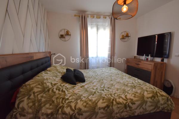 🏡 Cocon Familial - 158 m² - Super état - Grand Parking
🎯 La Vie de Famille Idéale, Sans Aucun Travaux
Découvrez cette magnifique maison de maçon (2010) de 7 pièces dont 5 chambres, pensée pour le confort et la sérénité d'une grande famille. Avec ses 158 m² habitables sur un terrain de 812 m², cette demeure est prête à accueillir ses nouveaux propriétaires car aucun rafraîchissement ni travaux à prévoir, et tout a été conçu avec des matériaux de qualité pour une fonctionnalité optimale.
✨ Les Atouts Clés : Espace, confort, sobriété énergétique :
•	5 Chambres Spacieuses : Idéal pour accueillir votre famille, avoir un bureau ou une salle de jeux dédiée.
•	Confort et Économie : Chauffage assuré par une Pompe à Chaleur (PAC) réversible, et un poêle à bois grande capacité pour des hivers douillets et des factures maîtrisées. Des radiateurs électriques peuvent prendre le relai si besoin à l’étage.
•	Extérieurs Exceptionnels : Grande terrasse ensoleillée de 60 m², vaste pelouse, abri de jardin et un parking extérieur pouvant accueillir jusqu'à 10 véhicules (béton lavé). Portail aluminium coulissant motorisé + portillon aluminium.
•	Ramassage scolaire au bout de la rue. Écoles et collèges facilement accessibles grâce au réseau de bus.
🏠 Description Détaillée des Espaces
Rez-de-Chaussée permettant une vie de plain-pied :
•	Vaste Séjour Lumineux : Équipé de la PAC réversible et du poêle à bois, offrant un espace de vie chaleureux.
•	Cuisine Américaine Équipée : Ouverte sur le séjour pour plus de convivialité.
•	Suite Parentale Confortable : Avec sa propre salle d'eau et douche à l'italienne.
•	Fonctionnel : Hall d’entrée, cellier/buanderie, WC indépendant et accès direct au grand garage par la buanderie. 
Étage (L'Espace de nuit et de jeux des Enfants) : 
•	Quatre Belles Chambres : Toutes lumineuses et prêtes à être aménagées.
•	Pièce Palière : Idéale pour un coin lecture, de jeu, de détente ou un espace de travail supplémentaire.
•	Salle d'Eau Moderne : Douche à l'italienne et double vasque.
•	Pratique : Grand dressing et WC indépendant.
📍 Environnement et Commodités
La maison est idéalement située, offrant le calme de la campagne avec un voisinage convivial de plusieurs familles avec enfants, et avec un accès assez direct aux services :
•	Auneau : À seulement 10 minutes (8.5 km).
•	Chartres : À 20 minutes (17 km).
•	Scolarité : Ramassage scolaire au bout de la rue. École à 5 km (Francourville), collège à 12 km, et lycées à Chartres.
Ne manquez pas l'opportunité d'offrir à votre famille cette qualité de vie !