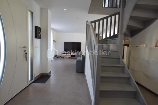 🏡 Cocon Familial - 158 m² - Super état - Grand Parking
🎯 La Vie de Famille Idéale, Sans Aucun Travaux
Découvrez cette magnifique maison de maçon (2010) de 7 pièces dont 5 chambres, pensée pour le confort et la sérénité d'une grande famille. Avec ses 158 m² habitables sur un terrain de 812 m², cette demeure est prête à accueillir ses nouveaux propriétaires car aucun rafraîchissement ni travaux à prévoir, et tout a été conçu avec des matériaux de qualité pour une fonctionnalité optimale.
✨ Les Atouts Clés : Espace, confort, sobriété énergétique :
•	5 Chambres Spacieuses : Idéal pour accueillir votre famille, avoir un bureau ou une salle de jeux dédiée.
•	Confort et Économie : Chauffage assuré par une Pompe à Chaleur (PAC) réversible, et un poêle à bois grande capacité pour des hivers douillets et des factures maîtrisées. Des radiateurs électriques peuvent prendre le relai si besoin à l’étage.
•	Extérieurs Exceptionnels : Grande terrasse ensoleillée de 60 m², vaste pelouse, abri de jardin et un parking extérieur pouvant accueillir jusqu'à 10 véhicules (béton lavé). Portail aluminium coulissant motorisé + portillon aluminium.
•	Ramassage scolaire au bout de la rue. Écoles et collèges facilement accessibles grâce au réseau de bus.
🏠 Description Détaillée des Espaces
Rez-de-Chaussée permettant une vie de plain-pied :
•	Vaste Séjour Lumineux : Équipé de la PAC réversible et du poêle à bois, offrant un espace de vie chaleureux.
•	Cuisine Américaine Équipée : Ouverte sur le séjour pour plus de convivialité.
•	Suite Parentale Confortable : Avec sa propre salle d'eau et douche à l'italienne.
•	Fonctionnel : Hall d’entrée, cellier/buanderie, WC indépendant et accès direct au grand garage par la buanderie. 
Étage (L'Espace de nuit et de jeux des Enfants) : 
•	Quatre Belles Chambres : Toutes lumineuses et prêtes à être aménagées.
•	Pièce Palière : Idéale pour un coin lecture, de jeu, de détente ou un espace de travail supplémentaire.
•	Salle d'Eau Moderne : Douche à l'italienne et double vasque.
•	Pratique : Grand dressing et WC indépendant.
📍 Environnement et Commodités
La maison est idéalement située, offrant le calme de la campagne avec un voisinage convivial de plusieurs familles avec enfants, et avec un accès assez direct aux services :
•	Auneau : À seulement 10 minutes (8.5 km).
•	Chartres : À 20 minutes (17 km).
•	Scolarité : Ramassage scolaire au bout de la rue. École à 5 km (Francourville), collège à 12 km, et lycées à Chartres.
Ne manquez pas l'opportunité d'offrir à votre famille cette qualité de vie !