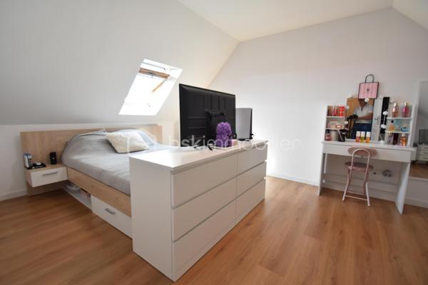 🏡 Cocon Familial - 158 m² - Super état - Grand Parking
🎯 La Vie de Famille Idéale, Sans Aucun Travaux
Découvrez cette magnifique maison de maçon (2010) de 7 pièces dont 5 chambres, pensée pour le confort et la sérénité d'une grande famille. Avec ses 158 m² habitables sur un terrain de 812 m², cette demeure est prête à accueillir ses nouveaux propriétaires car aucun rafraîchissement ni travaux à prévoir, et tout a été conçu avec des matériaux de qualité pour une fonctionnalité optimale.
✨ Les Atouts Clés : Espace, confort, sobriété énergétique :
•	5 Chambres Spacieuses : Idéal pour accueillir votre famille, avoir un bureau ou une salle de jeux dédiée.
•	Confort et Économie : Chauffage assuré par une Pompe à Chaleur (PAC) réversible, et un poêle à bois grande capacité pour des hivers douillets et des factures maîtrisées. Des radiateurs électriques peuvent prendre le relai si besoin à l’étage.
•	Extérieurs Exceptionnels : Grande terrasse ensoleillée de 60 m², vaste pelouse, abri de jardin et un parking extérieur pouvant accueillir jusqu'à 10 véhicules (béton lavé). Portail aluminium coulissant motorisé + portillon aluminium.
•	Ramassage scolaire au bout de la rue. Écoles et collèges facilement accessibles grâce au réseau de bus.
🏠 Description Détaillée des Espaces
Rez-de-Chaussée permettant une vie de plain-pied :
•	Vaste Séjour Lumineux : Équipé de la PAC réversible et du poêle à bois, offrant un espace de vie chaleureux.
•	Cuisine Américaine Équipée : Ouverte sur le séjour pour plus de convivialité.
•	Suite Parentale Confortable : Avec sa propre salle d'eau et douche à l'italienne.
•	Fonctionnel : Hall d’entrée, cellier/buanderie, WC indépendant et accès direct au grand garage par la buanderie. 
Étage (L'Espace de nuit et de jeux des Enfants) : 
•	Quatre Belles Chambres : Toutes lumineuses et prêtes à être aménagées.
•	Pièce Palière : Idéale pour un coin lecture, de jeu, de détente ou un espace de travail supplémentaire.
•	Salle d'Eau Moderne : Douche à l'italienne et double vasque.
•	Pratique : Grand dressing et WC indépendant.
📍 Environnement et Commodités
La maison est idéalement située, offrant le calme de la campagne avec un voisinage convivial de plusieurs familles avec enfants, et avec un accès assez direct aux services :
•	Auneau : À seulement 10 minutes (8.5 km).
•	Chartres : À 20 minutes (17 km).
•	Scolarité : Ramassage scolaire au bout de la rue. École à 5 km (Francourville), collège à 12 km, et lycées à Chartres.
Ne manquez pas l'opportunité d'offrir à votre famille cette qualité de vie !