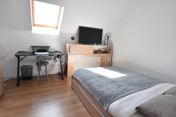 🏡 Cocon Familial - 158 m² - Super état - Grand Parking
🎯 La Vie de Famille Idéale, Sans Aucun Travaux
Découvrez cette magnifique maison de maçon (2010) de 7 pièces dont 5 chambres, pensée pour le confort et la sérénité d'une grande famille. Avec ses 158 m² habitables sur un terrain de 812 m², cette demeure est prête à accueillir ses nouveaux propriétaires car aucun rafraîchissement ni travaux à prévoir, et tout a été conçu avec des matériaux de qualité pour une fonctionnalité optimale.
✨ Les Atouts Clés : Espace, confort, sobriété énergétique :
•	5 Chambres Spacieuses : Idéal pour accueillir votre famille, avoir un bureau ou une salle de jeux dédiée.
•	Confort et Économie : Chauffage assuré par une Pompe à Chaleur (PAC) réversible, et un poêle à bois grande capacité pour des hivers douillets et des factures maîtrisées. Des radiateurs électriques peuvent prendre le relai si besoin à l’étage.
•	Extérieurs Exceptionnels : Grande terrasse ensoleillée de 60 m², vaste pelouse, abri de jardin et un parking extérieur pouvant accueillir jusqu'à 10 véhicules (béton lavé). Portail aluminium coulissant motorisé + portillon aluminium.
•	Ramassage scolaire au bout de la rue. Écoles et collèges facilement accessibles grâce au réseau de bus.
🏠 Description Détaillée des Espaces
Rez-de-Chaussée permettant une vie de plain-pied :
•	Vaste Séjour Lumineux : Équipé de la PAC réversible et du poêle à bois, offrant un espace de vie chaleureux.
•	Cuisine Américaine Équipée : Ouverte sur le séjour pour plus de convivialité.
•	Suite Parentale Confortable : Avec sa propre salle d'eau et douche à l'italienne.
•	Fonctionnel : Hall d’entrée, cellier/buanderie, WC indépendant et accès direct au grand garage par la buanderie. 
Étage (L'Espace de nuit et de jeux des Enfants) : 
•	Quatre Belles Chambres : Toutes lumineuses et prêtes à être aménagées.
•	Pièce Palière : Idéale pour un coin lecture, de jeu, de détente ou un espace de travail supplémentaire.
•	Salle d'Eau Moderne : Douche à l'italienne et double vasque.
•	Pratique : Grand dressing et WC indépendant.
📍 Environnement et Commodités
La maison est idéalement située, offrant le calme de la campagne avec un voisinage convivial de plusieurs familles avec enfants, et avec un accès assez direct aux services :
•	Auneau : À seulement 10 minutes (8.5 km).
•	Chartres : À 20 minutes (17 km).
•	Scolarité : Ramassage scolaire au bout de la rue. École à 5 km (Francourville), collège à 12 km, et lycées à Chartres.
Ne manquez pas l'opportunité d'offrir à votre famille cette qualité de vie !
