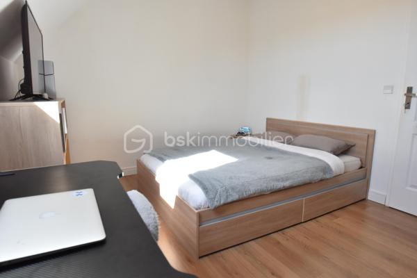 🏡 Cocon Familial - 158 m² - Super état - Grand Parking
🎯 La Vie de Famille Idéale, Sans Aucun Travaux
Découvrez cette magnifique maison de maçon (2010) de 7 pièces dont 5 chambres, pensée pour le confort et la sérénité d'une grande famille. Avec ses 158 m² habitables sur un terrain de 812 m², cette demeure est prête à accueillir ses nouveaux propriétaires car aucun rafraîchissement ni travaux à prévoir, et tout a été conçu avec des matériaux de qualité pour une fonctionnalité optimale.
✨ Les Atouts Clés : Espace, confort, sobriété énergétique :
•	5 Chambres Spacieuses : Idéal pour accueillir votre famille, avoir un bureau ou une salle de jeux dédiée.
•	Confort et Économie : Chauffage assuré par une Pompe à Chaleur (PAC) réversible, et un poêle à bois grande capacité pour des hivers douillets et des factures maîtrisées. Des radiateurs électriques peuvent prendre le relai si besoin à l’étage.
•	Extérieurs Exceptionnels : Grande terrasse ensoleillée de 60 m², vaste pelouse, abri de jardin et un parking extérieur pouvant accueillir jusqu'à 10 véhicules (béton lavé). Portail aluminium coulissant motorisé + portillon aluminium.
•	Ramassage scolaire au bout de la rue. Écoles et collèges facilement accessibles grâce au réseau de bus.
🏠 Description Détaillée des Espaces
Rez-de-Chaussée permettant une vie de plain-pied :
•	Vaste Séjour Lumineux : Équipé de la PAC réversible et du poêle à bois, offrant un espace de vie chaleureux.
•	Cuisine Américaine Équipée : Ouverte sur le séjour pour plus de convivialité.
•	Suite Parentale Confortable : Avec sa propre salle d'eau et douche à l'italienne.
•	Fonctionnel : Hall d’entrée, cellier/buanderie, WC indépendant et accès direct au grand garage par la buanderie. 
Étage (L'Espace de nuit et de jeux des Enfants) : 
•	Quatre Belles Chambres : Toutes lumineuses et prêtes à être aménagées.
•	Pièce Palière : Idéale pour un coin lecture, de jeu, de détente ou un espace de travail supplémentaire.
•	Salle d'Eau Moderne : Douche à l'italienne et double vasque.
•	Pratique : Grand dressing et WC indépendant.
📍 Environnement et Commodités
La maison est idéalement située, offrant le calme de la campagne avec un voisinage convivial de plusieurs familles avec enfants, et avec un accès assez direct aux services :
•	Auneau : À seulement 10 minutes (8.5 km).
•	Chartres : À 20 minutes (17 km).
•	Scolarité : Ramassage scolaire au bout de la rue. École à 5 km (Francourville), collège à 12 km, et lycées à Chartres.
Ne manquez pas l'opportunité d'offrir à votre famille cette qualité de vie !