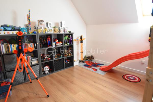 🏡 Cocon Familial - 158 m² - Super état - Grand Parking
🎯 La Vie de Famille Idéale, Sans Aucun Travaux
Découvrez cette magnifique maison de maçon (2010) de 7 pièces dont 5 chambres, pensée pour le confort et la sérénité d'une grande famille. Avec ses 158 m² habitables sur un terrain de 812 m², cette demeure est prête à accueillir ses nouveaux propriétaires car aucun rafraîchissement ni travaux à prévoir, et tout a été conçu avec des matériaux de qualité pour une fonctionnalité optimale.
✨ Les Atouts Clés : Espace, confort, sobriété énergétique :
•	5 Chambres Spacieuses : Idéal pour accueillir votre famille, avoir un bureau ou une salle de jeux dédiée.
•	Confort et Économie : Chauffage assuré par une Pompe à Chaleur (PAC) réversible, et un poêle à bois grande capacité pour des hivers douillets et des factures maîtrisées. Des radiateurs électriques peuvent prendre le relai si besoin à l’étage.
•	Extérieurs Exceptionnels : Grande terrasse ensoleillée de 60 m², vaste pelouse, abri de jardin et un parking extérieur pouvant accueillir jusqu'à 10 véhicules (béton lavé). Portail aluminium coulissant motorisé + portillon aluminium.
•	Ramassage scolaire au bout de la rue. Écoles et collèges facilement accessibles grâce au réseau de bus.
🏠 Description Détaillée des Espaces
Rez-de-Chaussée permettant une vie de plain-pied :
•	Vaste Séjour Lumineux : Équipé de la PAC réversible et du poêle à bois, offrant un espace de vie chaleureux.
•	Cuisine Américaine Équipée : Ouverte sur le séjour pour plus de convivialité.
•	Suite Parentale Confortable : Avec sa propre salle d'eau et douche à l'italienne.
•	Fonctionnel : Hall d’entrée, cellier/buanderie, WC indépendant et accès direct au grand garage par la buanderie. 
Étage (L'Espace de nuit et de jeux des Enfants) : 
•	Quatre Belles Chambres : Toutes lumineuses et prêtes à être aménagées.
•	Pièce Palière : Idéale pour un coin lecture, de jeu, de détente ou un espace de travail supplémentaire.
•	Salle d'Eau Moderne : Douche à l'italienne et double vasque.
•	Pratique : Grand dressing et WC indépendant.
📍 Environnement et Commodités
La maison est idéalement située, offrant le calme de la campagne avec un voisinage convivial de plusieurs familles avec enfants, et avec un accès assez direct aux services :
•	Auneau : À seulement 10 minutes (8.5 km).
•	Chartres : À 20 minutes (17 km).
•	Scolarité : Ramassage scolaire au bout de la rue. École à 5 km (Francourville), collège à 12 km, et lycées à Chartres.
Ne manquez pas l'opportunité d'offrir à votre famille cette qualité de vie !