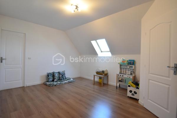 🏡 Cocon Familial - 158 m² - Super état - Grand Parking
🎯 La Vie de Famille Idéale, Sans Aucun Travaux
Découvrez cette magnifique maison de maçon (2010) de 7 pièces dont 5 chambres, pensée pour le confort et la sérénité d'une grande famille. Avec ses 158 m² habitables sur un terrain de 812 m², cette demeure est prête à accueillir ses nouveaux propriétaires car aucun rafraîchissement ni travaux à prévoir, et tout a été conçu avec des matériaux de qualité pour une fonctionnalité optimale.
✨ Les Atouts Clés : Espace, confort, sobriété énergétique :
•	5 Chambres Spacieuses : Idéal pour accueillir votre famille, avoir un bureau ou une salle de jeux dédiée.
•	Confort et Économie : Chauffage assuré par une Pompe à Chaleur (PAC) réversible, et un poêle à bois grande capacité pour des hivers douillets et des factures maîtrisées. Des radiateurs électriques peuvent prendre le relai si besoin à l’étage.
•	Extérieurs Exceptionnels : Grande terrasse ensoleillée de 60 m², vaste pelouse, abri de jardin et un parking extérieur pouvant accueillir jusqu'à 10 véhicules (béton lavé). Portail aluminium coulissant motorisé + portillon aluminium.
•	Ramassage scolaire au bout de la rue. Écoles et collèges facilement accessibles grâce au réseau de bus.
🏠 Description Détaillée des Espaces
Rez-de-Chaussée permettant une vie de plain-pied :
•	Vaste Séjour Lumineux : Équipé de la PAC réversible et du poêle à bois, offrant un espace de vie chaleureux.
•	Cuisine Américaine Équipée : Ouverte sur le séjour pour plus de convivialité.
•	Suite Parentale Confortable : Avec sa propre salle d'eau et douche à l'italienne.
•	Fonctionnel : Hall d’entrée, cellier/buanderie, WC indépendant et accès direct au grand garage par la buanderie. 
Étage (L'Espace de nuit et de jeux des Enfants) : 
•	Quatre Belles Chambres : Toutes lumineuses et prêtes à être aménagées.
•	Pièce Palière : Idéale pour un coin lecture, de jeu, de détente ou un espace de travail supplémentaire.
•	Salle d'Eau Moderne : Douche à l'italienne et double vasque.
•	Pratique : Grand dressing et WC indépendant.
📍 Environnement et Commodités
La maison est idéalement située, offrant le calme de la campagne avec un voisinage convivial de plusieurs familles avec enfants, et avec un accès assez direct aux services :
•	Auneau : À seulement 10 minutes (8.5 km).
•	Chartres : À 20 minutes (17 km).
•	Scolarité : Ramassage scolaire au bout de la rue. École à 5 km (Francourville), collège à 12 km, et lycées à Chartres.
Ne manquez pas l'opportunité d'offrir à votre famille cette qualité de vie !
