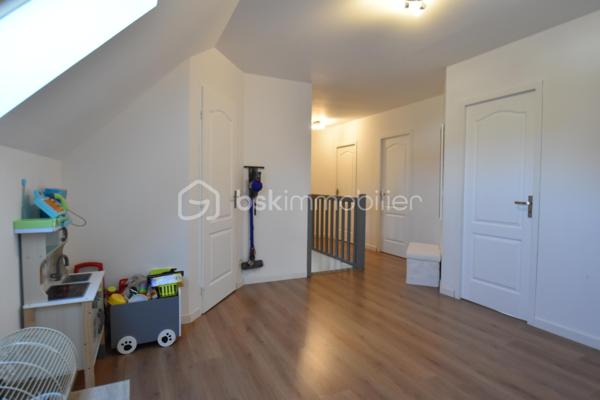 🏡 Cocon Familial - 158 m² - Super état - Grand Parking
🎯 La Vie de Famille Idéale, Sans Aucun Travaux
Découvrez cette magnifique maison de maçon (2010) de 7 pièces dont 5 chambres, pensée pour le confort et la sérénité d'une grande famille. Avec ses 158 m² habitables sur un terrain de 812 m², cette demeure est prête à accueillir ses nouveaux propriétaires car aucun rafraîchissement ni travaux à prévoir, et tout a été conçu avec des matériaux de qualité pour une fonctionnalité optimale.
✨ Les Atouts Clés : Espace, confort, sobriété énergétique :
•	5 Chambres Spacieuses : Idéal pour accueillir votre famille, avoir un bureau ou une salle de jeux dédiée.
•	Confort et Économie : Chauffage assuré par une Pompe à Chaleur (PAC) réversible, et un poêle à bois grande capacité pour des hivers douillets et des factures maîtrisées. Des radiateurs électriques peuvent prendre le relai si besoin à l’étage.
•	Extérieurs Exceptionnels : Grande terrasse ensoleillée de 60 m², vaste pelouse, abri de jardin et un parking extérieur pouvant accueillir jusqu'à 10 véhicules (béton lavé). Portail aluminium coulissant motorisé + portillon aluminium.
•	Ramassage scolaire au bout de la rue. Écoles et collèges facilement accessibles grâce au réseau de bus.
🏠 Description Détaillée des Espaces
Rez-de-Chaussée permettant une vie de plain-pied :
•	Vaste Séjour Lumineux : Équipé de la PAC réversible et du poêle à bois, offrant un espace de vie chaleureux.
•	Cuisine Américaine Équipée : Ouverte sur le séjour pour plus de convivialité.
•	Suite Parentale Confortable : Avec sa propre salle d'eau et douche à l'italienne.
•	Fonctionnel : Hall d’entrée, cellier/buanderie, WC indépendant et accès direct au grand garage par la buanderie. 
Étage (L'Espace de nuit et de jeux des Enfants) : 
•	Quatre Belles Chambres : Toutes lumineuses et prêtes à être aménagées.
•	Pièce Palière : Idéale pour un coin lecture, de jeu, de détente ou un espace de travail supplémentaire.
•	Salle d'Eau Moderne : Douche à l'italienne et double vasque.
•	Pratique : Grand dressing et WC indépendant.
📍 Environnement et Commodités
La maison est idéalement située, offrant le calme de la campagne avec un voisinage convivial de plusieurs familles avec enfants, et avec un accès assez direct aux services :
•	Auneau : À seulement 10 minutes (8.5 km).
•	Chartres : À 20 minutes (17 km).
•	Scolarité : Ramassage scolaire au bout de la rue. École à 5 km (Francourville), collège à 12 km, et lycées à Chartres.
Ne manquez pas l'opportunité d'offrir à votre famille cette qualité de vie !