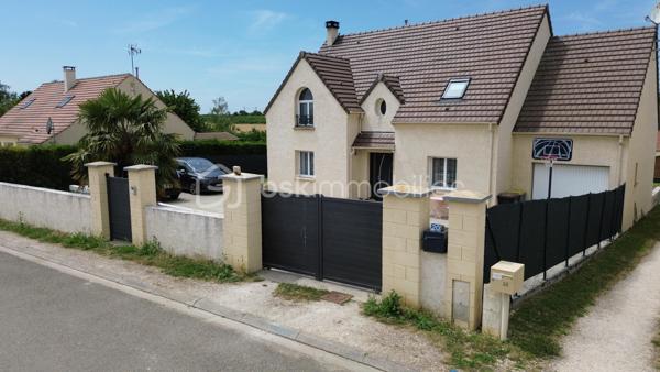 🏡 Cocon Familial - 158 m² - Super état - Grand Parking
🎯 La Vie de Famille Idéale, Sans Aucun Travaux
Découvrez cette magnifique maison de maçon (2010) de 7 pièces dont 5 chambres, pensée pour le confort et la sérénité d'une grande famille. Avec ses 158 m² habitables sur un terrain de 812 m², cette demeure est prête à accueillir ses nouveaux propriétaires car aucun rafraîchissement ni travaux à prévoir, et tout a été conçu avec des matériaux de qualité pour une fonctionnalité optimale.
✨ Les Atouts Clés : Espace, confort, sobriété énergétique :
•	5 Chambres Spacieuses : Idéal pour accueillir votre famille, avoir un bureau ou une salle de jeux dédiée.
•	Confort et Économie : Chauffage assuré par une Pompe à Chaleur (PAC) réversible, et un poêle à bois grande capacité pour des hivers douillets et des factures maîtrisées. Des radiateurs électriques peuvent prendre le relai si besoin à l’étage.
•	Extérieurs Exceptionnels : Grande terrasse ensoleillée de 60 m², vaste pelouse, abri de jardin et un parking extérieur pouvant accueillir jusqu'à 10 véhicules (béton lavé). Portail aluminium coulissant motorisé + portillon aluminium.
•	Ramassage scolaire au bout de la rue. Écoles et collèges facilement accessibles grâce au réseau de bus.
🏠 Description Détaillée des Espaces
Rez-de-Chaussée permettant une vie de plain-pied :
•	Vaste Séjour Lumineux : Équipé de la PAC réversible et du poêle à bois, offrant un espace de vie chaleureux.
•	Cuisine Américaine Équipée : Ouverte sur le séjour pour plus de convivialité.
•	Suite Parentale Confortable : Avec sa propre salle d'eau et douche à l'italienne.
•	Fonctionnel : Hall d’entrée, cellier/buanderie, WC indépendant et accès direct au grand garage par la buanderie. 
Étage (L'Espace de nuit et de jeux des Enfants) : 
•	Quatre Belles Chambres : Toutes lumineuses et prêtes à être aménagées.
•	Pièce Palière : Idéale pour un coin lecture, de jeu, de détente ou un espace de travail supplémentaire.
•	Salle d'Eau Moderne : Douche à l'italienne et double vasque.
•	Pratique : Grand dressing et WC indépendant.
📍 Environnement et Commodités
La maison est idéalement située, offrant le calme de la campagne avec un voisinage convivial de plusieurs familles avec enfants, et avec un accès assez direct aux services :
•	Auneau : À seulement 10 minutes (8.5 km).
•	Chartres : À 20 minutes (17 km).
•	Scolarité : Ramassage scolaire au bout de la rue. École à 5 km (Francourville), collège à 12 km, et lycées à Chartres.
Ne manquez pas l'opportunité d'offrir à votre famille cette qualité de vie !
