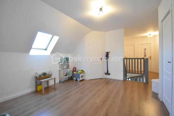 🏡 Cocon Familial - 158 m² - Super état - Grand Parking
🎯 La Vie de Famille Idéale, Sans Aucun Travaux
Découvrez cette magnifique maison de maçon (2010) de 7 pièces dont 5 chambres, pensée pour le confort et la sérénité d'une grande famille. Avec ses 158 m² habitables sur un terrain de 812 m², cette demeure est prête à accueillir ses nouveaux propriétaires car aucun rafraîchissement ni travaux à prévoir, et tout a été conçu avec des matériaux de qualité pour une fonctionnalité optimale.
✨ Les Atouts Clés : Espace, confort, sobriété énergétique :
•	5 Chambres Spacieuses : Idéal pour accueillir votre famille, avoir un bureau ou une salle de jeux dédiée.
•	Confort et Économie : Chauffage assuré par une Pompe à Chaleur (PAC) réversible, et un poêle à bois grande capacité pour des hivers douillets et des factures maîtrisées. Des radiateurs électriques peuvent prendre le relai si besoin à l’étage.
•	Extérieurs Exceptionnels : Grande terrasse ensoleillée de 60 m², vaste pelouse, abri de jardin et un parking extérieur pouvant accueillir jusqu'à 10 véhicules (béton lavé). Portail aluminium coulissant motorisé + portillon aluminium.
•	Ramassage scolaire au bout de la rue. Écoles et collèges facilement accessibles grâce au réseau de bus.
🏠 Description Détaillée des Espaces
Rez-de-Chaussée permettant une vie de plain-pied :
•	Vaste Séjour Lumineux : Équipé de la PAC réversible et du poêle à bois, offrant un espace de vie chaleureux.
•	Cuisine Américaine Équipée : Ouverte sur le séjour pour plus de convivialité.
•	Suite Parentale Confortable : Avec sa propre salle d'eau et douche à l'italienne.
•	Fonctionnel : Hall d’entrée, cellier/buanderie, WC indépendant et accès direct au grand garage par la buanderie. 
Étage (L'Espace de nuit et de jeux des Enfants) : 
•	Quatre Belles Chambres : Toutes lumineuses et prêtes à être aménagées.
•	Pièce Palière : Idéale pour un coin lecture, de jeu, de détente ou un espace de travail supplémentaire.
•	Salle d'Eau Moderne : Douche à l'italienne et double vasque.
•	Pratique : Grand dressing et WC indépendant.
📍 Environnement et Commodités
La maison est idéalement située, offrant le calme de la campagne avec un voisinage convivial de plusieurs familles avec enfants, et avec un accès assez direct aux services :
•	Auneau : À seulement 10 minutes (8.5 km).
•	Chartres : À 20 minutes (17 km).
•	Scolarité : Ramassage scolaire au bout de la rue. École à 5 km (Francourville), collège à 12 km, et lycées à Chartres.
Ne manquez pas l'opportunité d'offrir à votre famille cette qualité de vie !