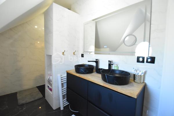 🏡 Cocon Familial - 158 m² - Super état - Grand Parking
🎯 La Vie de Famille Idéale, Sans Aucun Travaux
Découvrez cette magnifique maison de maçon (2010) de 7 pièces dont 5 chambres, pensée pour le confort et la sérénité d'une grande famille. Avec ses 158 m² habitables sur un terrain de 812 m², cette demeure est prête à accueillir ses nouveaux propriétaires car aucun rafraîchissement ni travaux à prévoir, et tout a été conçu avec des matériaux de qualité pour une fonctionnalité optimale.
✨ Les Atouts Clés : Espace, confort, sobriété énergétique :
•	5 Chambres Spacieuses : Idéal pour accueillir votre famille, avoir un bureau ou une salle de jeux dédiée.
•	Confort et Économie : Chauffage assuré par une Pompe à Chaleur (PAC) réversible, et un poêle à bois grande capacité pour des hivers douillets et des factures maîtrisées. Des radiateurs électriques peuvent prendre le relai si besoin à l’étage.
•	Extérieurs Exceptionnels : Grande terrasse ensoleillée de 60 m², vaste pelouse, abri de jardin et un parking extérieur pouvant accueillir jusqu'à 10 véhicules (béton lavé). Portail aluminium coulissant motorisé + portillon aluminium.
•	Ramassage scolaire au bout de la rue. Écoles et collèges facilement accessibles grâce au réseau de bus.
🏠 Description Détaillée des Espaces
Rez-de-Chaussée permettant une vie de plain-pied :
•	Vaste Séjour Lumineux : Équipé de la PAC réversible et du poêle à bois, offrant un espace de vie chaleureux.
•	Cuisine Américaine Équipée : Ouverte sur le séjour pour plus de convivialité.
•	Suite Parentale Confortable : Avec sa propre salle d'eau et douche à l'italienne.
•	Fonctionnel : Hall d’entrée, cellier/buanderie, WC indépendant et accès direct au grand garage par la buanderie. 
Étage (L'Espace de nuit et de jeux des Enfants) : 
•	Quatre Belles Chambres : Toutes lumineuses et prêtes à être aménagées.
•	Pièce Palière : Idéale pour un coin lecture, de jeu, de détente ou un espace de travail supplémentaire.
•	Salle d'Eau Moderne : Douche à l'italienne et double vasque.
•	Pratique : Grand dressing et WC indépendant.
📍 Environnement et Commodités
La maison est idéalement située, offrant le calme de la campagne avec un voisinage convivial de plusieurs familles avec enfants, et avec un accès assez direct aux services :
•	Auneau : À seulement 10 minutes (8.5 km).
•	Chartres : À 20 minutes (17 km).
•	Scolarité : Ramassage scolaire au bout de la rue. École à 5 km (Francourville), collège à 12 km, et lycées à Chartres.
Ne manquez pas l'opportunité d'offrir à votre famille cette qualité de vie !