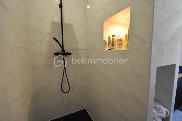 🏡 Cocon Familial - 158 m² - Super état - Grand Parking
🎯 La Vie de Famille Idéale, Sans Aucun Travaux
Découvrez cette magnifique maison de maçon (2010) de 7 pièces dont 5 chambres, pensée pour le confort et la sérénité d'une grande famille. Avec ses 158 m² habitables sur un terrain de 812 m², cette demeure est prête à accueillir ses nouveaux propriétaires car aucun rafraîchissement ni travaux à prévoir, et tout a été conçu avec des matériaux de qualité pour une fonctionnalité optimale.
✨ Les Atouts Clés : Espace, confort, sobriété énergétique :
•	5 Chambres Spacieuses : Idéal pour accueillir votre famille, avoir un bureau ou une salle de jeux dédiée.
•	Confort et Économie : Chauffage assuré par une Pompe à Chaleur (PAC) réversible, et un poêle à bois grande capacité pour des hivers douillets et des factures maîtrisées. Des radiateurs électriques peuvent prendre le relai si besoin à l’étage.
•	Extérieurs Exceptionnels : Grande terrasse ensoleillée de 60 m², vaste pelouse, abri de jardin et un parking extérieur pouvant accueillir jusqu'à 10 véhicules (béton lavé). Portail aluminium coulissant motorisé + portillon aluminium.
•	Ramassage scolaire au bout de la rue. Écoles et collèges facilement accessibles grâce au réseau de bus.
🏠 Description Détaillée des Espaces
Rez-de-Chaussée permettant une vie de plain-pied :
•	Vaste Séjour Lumineux : Équipé de la PAC réversible et du poêle à bois, offrant un espace de vie chaleureux.
•	Cuisine Américaine Équipée : Ouverte sur le séjour pour plus de convivialité.
•	Suite Parentale Confortable : Avec sa propre salle d'eau et douche à l'italienne.
•	Fonctionnel : Hall d’entrée, cellier/buanderie, WC indépendant et accès direct au grand garage par la buanderie. 
Étage (L'Espace de nuit et de jeux des Enfants) : 
•	Quatre Belles Chambres : Toutes lumineuses et prêtes à être aménagées.
•	Pièce Palière : Idéale pour un coin lecture, de jeu, de détente ou un espace de travail supplémentaire.
•	Salle d'Eau Moderne : Douche à l'italienne et double vasque.
•	Pratique : Grand dressing et WC indépendant.
📍 Environnement et Commodités
La maison est idéalement située, offrant le calme de la campagne avec un voisinage convivial de plusieurs familles avec enfants, et avec un accès assez direct aux services :
•	Auneau : À seulement 10 minutes (8.5 km).
•	Chartres : À 20 minutes (17 km).
•	Scolarité : Ramassage scolaire au bout de la rue. École à 5 km (Francourville), collège à 12 km, et lycées à Chartres.
Ne manquez pas l'opportunité d'offrir à votre famille cette qualité de vie !