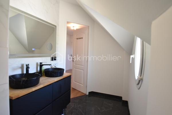 🏡 Cocon Familial - 158 m² - Super état - Grand Parking
🎯 La Vie de Famille Idéale, Sans Aucun Travaux
Découvrez cette magnifique maison de maçon (2010) de 7 pièces dont 5 chambres, pensée pour le confort et la sérénité d'une grande famille. Avec ses 158 m² habitables sur un terrain de 812 m², cette demeure est prête à accueillir ses nouveaux propriétaires car aucun rafraîchissement ni travaux à prévoir, et tout a été conçu avec des matériaux de qualité pour une fonctionnalité optimale.
✨ Les Atouts Clés : Espace, confort, sobriété énergétique :
•	5 Chambres Spacieuses : Idéal pour accueillir votre famille, avoir un bureau ou une salle de jeux dédiée.
•	Confort et Économie : Chauffage assuré par une Pompe à Chaleur (PAC) réversible, et un poêle à bois grande capacité pour des hivers douillets et des factures maîtrisées. Des radiateurs électriques peuvent prendre le relai si besoin à l’étage.
•	Extérieurs Exceptionnels : Grande terrasse ensoleillée de 60 m², vaste pelouse, abri de jardin et un parking extérieur pouvant accueillir jusqu'à 10 véhicules (béton lavé). Portail aluminium coulissant motorisé + portillon aluminium.
•	Ramassage scolaire au bout de la rue. Écoles et collèges facilement accessibles grâce au réseau de bus.
🏠 Description Détaillée des Espaces
Rez-de-Chaussée permettant une vie de plain-pied :
•	Vaste Séjour Lumineux : Équipé de la PAC réversible et du poêle à bois, offrant un espace de vie chaleureux.
•	Cuisine Américaine Équipée : Ouverte sur le séjour pour plus de convivialité.
•	Suite Parentale Confortable : Avec sa propre salle d'eau et douche à l'italienne.
•	Fonctionnel : Hall d’entrée, cellier/buanderie, WC indépendant et accès direct au grand garage par la buanderie. 
Étage (L'Espace de nuit et de jeux des Enfants) : 
•	Quatre Belles Chambres : Toutes lumineuses et prêtes à être aménagées.
•	Pièce Palière : Idéale pour un coin lecture, de jeu, de détente ou un espace de travail supplémentaire.
•	Salle d'Eau Moderne : Douche à l'italienne et double vasque.
•	Pratique : Grand dressing et WC indépendant.
📍 Environnement et Commodités
La maison est idéalement située, offrant le calme de la campagne avec un voisinage convivial de plusieurs familles avec enfants, et avec un accès assez direct aux services :
•	Auneau : À seulement 10 minutes (8.5 km).
•	Chartres : À 20 minutes (17 km).
•	Scolarité : Ramassage scolaire au bout de la rue. École à 5 km (Francourville), collège à 12 km, et lycées à Chartres.
Ne manquez pas l'opportunité d'offrir à votre famille cette qualité de vie !