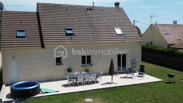 🏡 Cocon Familial - 158 m² - Super état - Grand Parking
🎯 La Vie de Famille Idéale, Sans Aucun Travaux
Découvrez cette magnifique maison de maçon (2010) de 7 pièces dont 5 chambres, pensée pour le confort et la sérénité d'une grande famille. Avec ses 158 m² habitables sur un terrain de 812 m², cette demeure est prête à accueillir ses nouveaux propriétaires car aucun rafraîchissement ni travaux à prévoir, et tout a été conçu avec des matériaux de qualité pour une fonctionnalité optimale.
✨ Les Atouts Clés : Espace, confort, sobriété énergétique :
•	5 Chambres Spacieuses : Idéal pour accueillir votre famille, avoir un bureau ou une salle de jeux dédiée.
•	Confort et Économie : Chauffage assuré par une Pompe à Chaleur (PAC) réversible, et un poêle à bois grande capacité pour des hivers douillets et des factures maîtrisées. Des radiateurs électriques peuvent prendre le relai si besoin à l’étage.
•	Extérieurs Exceptionnels : Grande terrasse ensoleillée de 60 m², vaste pelouse, abri de jardin et un parking extérieur pouvant accueillir jusqu'à 10 véhicules (béton lavé). Portail aluminium coulissant motorisé + portillon aluminium.
•	Ramassage scolaire au bout de la rue. Écoles et collèges facilement accessibles grâce au réseau de bus.
🏠 Description Détaillée des Espaces
Rez-de-Chaussée permettant une vie de plain-pied :
•	Vaste Séjour Lumineux : Équipé de la PAC réversible et du poêle à bois, offrant un espace de vie chaleureux.
•	Cuisine Américaine Équipée : Ouverte sur le séjour pour plus de convivialité.
•	Suite Parentale Confortable : Avec sa propre salle d'eau et douche à l'italienne.
•	Fonctionnel : Hall d’entrée, cellier/buanderie, WC indépendant et accès direct au grand garage par la buanderie. 
Étage (L'Espace de nuit et de jeux des Enfants) : 
•	Quatre Belles Chambres : Toutes lumineuses et prêtes à être aménagées.
•	Pièce Palière : Idéale pour un coin lecture, de jeu, de détente ou un espace de travail supplémentaire.
•	Salle d'Eau Moderne : Douche à l'italienne et double vasque.
•	Pratique : Grand dressing et WC indépendant.
📍 Environnement et Commodités
La maison est idéalement située, offrant le calme de la campagne avec un voisinage convivial de plusieurs familles avec enfants, et avec un accès assez direct aux services :
•	Auneau : À seulement 10 minutes (8.5 km).
•	Chartres : À 20 minutes (17 km).
•	Scolarité : Ramassage scolaire au bout de la rue. École à 5 km (Francourville), collège à 12 km, et lycées à Chartres.
Ne manquez pas l'opportunité d'offrir à votre famille cette qualité de vie !