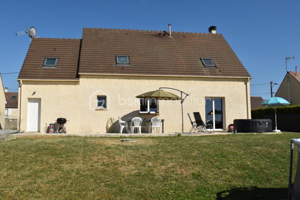 🏡 Cocon Familial - 158 m² - Super état - Grand Parking
🎯 La Vie de Famille Idéale, Sans Aucun Travaux
Découvrez cette magnifique maison de maçon (2010) de 7 pièces dont 5 chambres, pensée pour le confort et la sérénité d'une grande famille. Avec ses 158 m² habitables sur un terrain de 812 m², cette demeure est prête à accueillir ses nouveaux propriétaires car aucun rafraîchissement ni travaux à prévoir, et tout a été conçu avec des matériaux de qualité pour une fonctionnalité optimale.
✨ Les Atouts Clés : Espace, confort, sobriété énergétique :
•	5 Chambres Spacieuses : Idéal pour accueillir votre famille, avoir un bureau ou une salle de jeux dédiée.
•	Confort et Économie : Chauffage assuré par une Pompe à Chaleur (PAC) réversible, et un poêle à bois grande capacité pour des hivers douillets et des factures maîtrisées. Des radiateurs électriques peuvent prendre le relai si besoin à l’étage.
•	Extérieurs Exceptionnels : Grande terrasse ensoleillée de 60 m², vaste pelouse, abri de jardin et un parking extérieur pouvant accueillir jusqu'à 10 véhicules (béton lavé). Portail aluminium coulissant motorisé + portillon aluminium.
•	Ramassage scolaire au bout de la rue. Écoles et collèges facilement accessibles grâce au réseau de bus.
🏠 Description Détaillée des Espaces
Rez-de-Chaussée permettant une vie de plain-pied :
•	Vaste Séjour Lumineux : Équipé de la PAC réversible et du poêle à bois, offrant un espace de vie chaleureux.
•	Cuisine Américaine Équipée : Ouverte sur le séjour pour plus de convivialité.
•	Suite Parentale Confortable : Avec sa propre salle d'eau et douche à l'italienne.
•	Fonctionnel : Hall d’entrée, cellier/buanderie, WC indépendant et accès direct au grand garage par la buanderie. 
Étage (L'Espace de nuit et de jeux des Enfants) : 
•	Quatre Belles Chambres : Toutes lumineuses et prêtes à être aménagées.
•	Pièce Palière : Idéale pour un coin lecture, de jeu, de détente ou un espace de travail supplémentaire.
•	Salle d'Eau Moderne : Douche à l'italienne et double vasque.
•	Pratique : Grand dressing et WC indépendant.
📍 Environnement et Commodités
La maison est idéalement située, offrant le calme de la campagne avec un voisinage convivial de plusieurs familles avec enfants, et avec un accès assez direct aux services :
•	Auneau : À seulement 10 minutes (8.5 km).
•	Chartres : À 20 minutes (17 km).
•	Scolarité : Ramassage scolaire au bout de la rue. École à 5 km (Francourville), collège à 12 km, et lycées à Chartres.
Ne manquez pas l'opportunité d'offrir à votre famille cette qualité de vie !