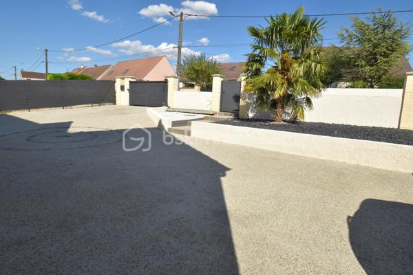 🏡 Cocon Familial - 158 m² - Super état - Grand Parking
🎯 La Vie de Famille Idéale, Sans Aucun Travaux
Découvrez cette magnifique maison de maçon (2010) de 7 pièces dont 5 chambres, pensée pour le confort et la sérénité d'une grande famille. Avec ses 158 m² habitables sur un terrain de 812 m², cette demeure est prête à accueillir ses nouveaux propriétaires car aucun rafraîchissement ni travaux à prévoir, et tout a été conçu avec des matériaux de qualité pour une fonctionnalité optimale.
✨ Les Atouts Clés : Espace, confort, sobriété énergétique :
•	5 Chambres Spacieuses : Idéal pour accueillir votre famille, avoir un bureau ou une salle de jeux dédiée.
•	Confort et Économie : Chauffage assuré par une Pompe à Chaleur (PAC) réversible, et un poêle à bois grande capacité pour des hivers douillets et des factures maîtrisées. Des radiateurs électriques peuvent prendre le relai si besoin à l’étage.
•	Extérieurs Exceptionnels : Grande terrasse ensoleillée de 60 m², vaste pelouse, abri de jardin et un parking extérieur pouvant accueillir jusqu'à 10 véhicules (béton lavé). Portail aluminium coulissant motorisé + portillon aluminium.
•	Ramassage scolaire au bout de la rue. Écoles et collèges facilement accessibles grâce au réseau de bus.
🏠 Description Détaillée des Espaces
Rez-de-Chaussée permettant une vie de plain-pied :
•	Vaste Séjour Lumineux : Équipé de la PAC réversible et du poêle à bois, offrant un espace de vie chaleureux.
•	Cuisine Américaine Équipée : Ouverte sur le séjour pour plus de convivialité.
•	Suite Parentale Confortable : Avec sa propre salle d'eau et douche à l'italienne.
•	Fonctionnel : Hall d’entrée, cellier/buanderie, WC indépendant et accès direct au grand garage par la buanderie. 
Étage (L'Espace de nuit et de jeux des Enfants) : 
•	Quatre Belles Chambres : Toutes lumineuses et prêtes à être aménagées.
•	Pièce Palière : Idéale pour un coin lecture, de jeu, de détente ou un espace de travail supplémentaire.
•	Salle d'Eau Moderne : Douche à l'italienne et double vasque.
•	Pratique : Grand dressing et WC indépendant.
📍 Environnement et Commodités
La maison est idéalement située, offrant le calme de la campagne avec un voisinage convivial de plusieurs familles avec enfants, et avec un accès assez direct aux services :
•	Auneau : À seulement 10 minutes (8.5 km).
•	Chartres : À 20 minutes (17 km).
•	Scolarité : Ramassage scolaire au bout de la rue. École à 5 km (Francourville), collège à 12 km, et lycées à Chartres.
Ne manquez pas l'opportunité d'offrir à votre famille cette qualité de vie !