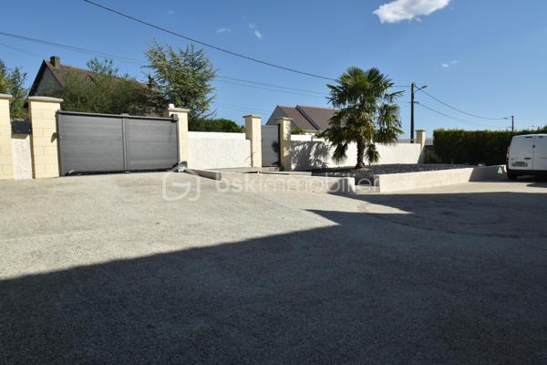 🏡 Cocon Familial - 158 m² - Super état - Grand Parking
🎯 La Vie de Famille Idéale, Sans Aucun Travaux
Découvrez cette magnifique maison de maçon (2010) de 7 pièces dont 5 chambres, pensée pour le confort et la sérénité d'une grande famille. Avec ses 158 m² habitables sur un terrain de 812 m², cette demeure est prête à accueillir ses nouveaux propriétaires car aucun rafraîchissement ni travaux à prévoir, et tout a été conçu avec des matériaux de qualité pour une fonctionnalité optimale.
✨ Les Atouts Clés : Espace, confort, sobriété énergétique :
•	5 Chambres Spacieuses : Idéal pour accueillir votre famille, avoir un bureau ou une salle de jeux dédiée.
•	Confort et Économie : Chauffage assuré par une Pompe à Chaleur (PAC) réversible, et un poêle à bois grande capacité pour des hivers douillets et des factures maîtrisées. Des radiateurs électriques peuvent prendre le relai si besoin à l’étage.
•	Extérieurs Exceptionnels : Grande terrasse ensoleillée de 60 m², vaste pelouse, abri de jardin et un parking extérieur pouvant accueillir jusqu'à 10 véhicules (béton lavé). Portail aluminium coulissant motorisé + portillon aluminium.
•	Ramassage scolaire au bout de la rue. Écoles et collèges facilement accessibles grâce au réseau de bus.
🏠 Description Détaillée des Espaces
Rez-de-Chaussée permettant une vie de plain-pied :
•	Vaste Séjour Lumineux : Équipé de la PAC réversible et du poêle à bois, offrant un espace de vie chaleureux.
•	Cuisine Américaine Équipée : Ouverte sur le séjour pour plus de convivialité.
•	Suite Parentale Confortable : Avec sa propre salle d'eau et douche à l'italienne.
•	Fonctionnel : Hall d’entrée, cellier/buanderie, WC indépendant et accès direct au grand garage par la buanderie. 
Étage (L'Espace de nuit et de jeux des Enfants) : 
•	Quatre Belles Chambres : Toutes lumineuses et prêtes à être aménagées.
•	Pièce Palière : Idéale pour un coin lecture, de jeu, de détente ou un espace de travail supplémentaire.
•	Salle d'Eau Moderne : Douche à l'italienne et double vasque.
•	Pratique : Grand dressing et WC indépendant.
📍 Environnement et Commodités
La maison est idéalement située, offrant le calme de la campagne avec un voisinage convivial de plusieurs familles avec enfants, et avec un accès assez direct aux services :
•	Auneau : À seulement 10 minutes (8.5 km).
•	Chartres : À 20 minutes (17 km).
•	Scolarité : Ramassage scolaire au bout de la rue. École à 5 km (Francourville), collège à 12 km, et lycées à Chartres.
Ne manquez pas l'opportunité d'offrir à votre famille cette qualité de vie !