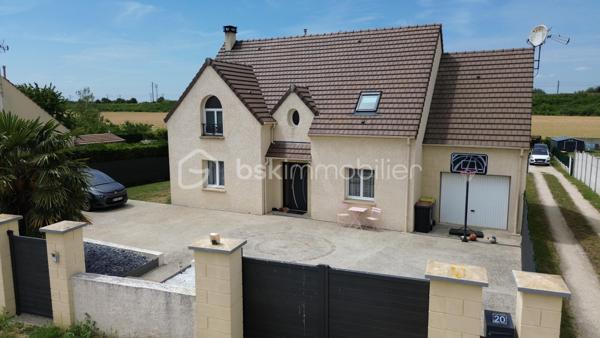 🏡 Cocon Familial - 158 m² - Super état - Grand Parking
🎯 La Vie de Famille Idéale, Sans Aucun Travaux
Découvrez cette magnifique maison de maçon (2010) de 7 pièces dont 5 chambres, pensée pour le confort et la sérénité d'une grande famille. Avec ses 158 m² habitables sur un terrain de 812 m², cette demeure est prête à accueillir ses nouveaux propriétaires car aucun rafraîchissement ni travaux à prévoir, et tout a été conçu avec des matériaux de qualité pour une fonctionnalité optimale.
✨ Les Atouts Clés : Espace, confort, sobriété énergétique :
•	5 Chambres Spacieuses : Idéal pour accueillir votre famille, avoir un bureau ou une salle de jeux dédiée.
•	Confort et Économie : Chauffage assuré par une Pompe à Chaleur (PAC) réversible, et un poêle à bois grande capacité pour des hivers douillets et des factures maîtrisées. Des radiateurs électriques peuvent prendre le relai si besoin à l’étage.
•	Extérieurs Exceptionnels : Grande terrasse ensoleillée de 60 m², vaste pelouse, abri de jardin et un parking extérieur pouvant accueillir jusqu'à 10 véhicules (béton lavé). Portail aluminium coulissant motorisé + portillon aluminium.
•	Ramassage scolaire au bout de la rue. Écoles et collèges facilement accessibles grâce au réseau de bus.
🏠 Description Détaillée des Espaces
Rez-de-Chaussée permettant une vie de plain-pied :
•	Vaste Séjour Lumineux : Équipé de la PAC réversible et du poêle à bois, offrant un espace de vie chaleureux.
•	Cuisine Américaine Équipée : Ouverte sur le séjour pour plus de convivialité.
•	Suite Parentale Confortable : Avec sa propre salle d'eau et douche à l'italienne.
•	Fonctionnel : Hall d’entrée, cellier/buanderie, WC indépendant et accès direct au grand garage par la buanderie. 
Étage (L'Espace de nuit et de jeux des Enfants) : 
•	Quatre Belles Chambres : Toutes lumineuses et prêtes à être aménagées.
•	Pièce Palière : Idéale pour un coin lecture, de jeu, de détente ou un espace de travail supplémentaire.
•	Salle d'Eau Moderne : Douche à l'italienne et double vasque.
•	Pratique : Grand dressing et WC indépendant.
📍 Environnement et Commodités
La maison est idéalement située, offrant le calme de la campagne avec un voisinage convivial de plusieurs familles avec enfants, et avec un accès assez direct aux services :
•	Auneau : À seulement 10 minutes (8.5 km).
•	Chartres : À 20 minutes (17 km).
•	Scolarité : Ramassage scolaire au bout de la rue. École à 5 km (Francourville), collège à 12 km, et lycées à Chartres.
Ne manquez pas l'opportunité d'offrir à votre famille cette qualité de vie !