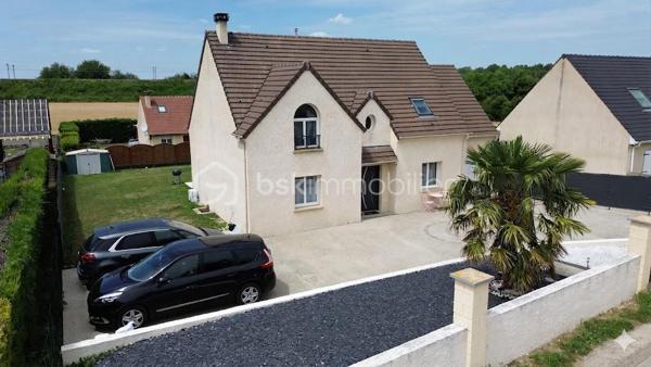 🏡 Cocon Familial - 158 m² - Super état - Grand Parking
🎯 La Vie de Famille Idéale, Sans Aucun Travaux
Découvrez cette magnifique maison de maçon (2010) de 7 pièces dont 5 chambres, pensée pour le confort et la sérénité d'une grande famille. Avec ses 158 m² habitables sur un terrain de 812 m², cette demeure est prête à accueillir ses nouveaux propriétaires car aucun rafraîchissement ni travaux à prévoir, et tout a été conçu avec des matériaux de qualité pour une fonctionnalité optimale.
✨ Les Atouts Clés : Espace, confort, sobriété énergétique :
•	5 Chambres Spacieuses : Idéal pour accueillir votre famille, avoir un bureau ou une salle de jeux dédiée.
•	Confort et Économie : Chauffage assuré par une Pompe à Chaleur (PAC) réversible, et un poêle à bois grande capacité pour des hivers douillets et des factures maîtrisées. Des radiateurs électriques peuvent prendre le relai si besoin à l’étage.
•	Extérieurs Exceptionnels : Grande terrasse ensoleillée de 60 m², vaste pelouse, abri de jardin et un parking extérieur pouvant accueillir jusqu'à 10 véhicules (béton lavé). Portail aluminium coulissant motorisé + portillon aluminium.
•	Ramassage scolaire au bout de la rue. Écoles et collèges facilement accessibles grâce au réseau de bus.
🏠 Description Détaillée des Espaces
Rez-de-Chaussée permettant une vie de plain-pied :
•	Vaste Séjour Lumineux : Équipé de la PAC réversible et du poêle à bois, offrant un espace de vie chaleureux.
•	Cuisine Américaine Équipée : Ouverte sur le séjour pour plus de convivialité.
•	Suite Parentale Confortable : Avec sa propre salle d'eau et douche à l'italienne.
•	Fonctionnel : Hall d’entrée, cellier/buanderie, WC indépendant et accès direct au grand garage par la buanderie. 
Étage (L'Espace de nuit et de jeux des Enfants) : 
•	Quatre Belles Chambres : Toutes lumineuses et prêtes à être aménagées.
•	Pièce Palière : Idéale pour un coin lecture, de jeu, de détente ou un espace de travail supplémentaire.
•	Salle d'Eau Moderne : Douche à l'italienne et double vasque.
•	Pratique : Grand dressing et WC indépendant.
📍 Environnement et Commodités
La maison est idéalement située, offrant le calme de la campagne avec un voisinage convivial de plusieurs familles avec enfants, et avec un accès assez direct aux services :
•	Auneau : À seulement 10 minutes (8.5 km).
•	Chartres : À 20 minutes (17 km).
•	Scolarité : Ramassage scolaire au bout de la rue. École à 5 km (Francourville), collège à 12 km, et lycées à Chartres.
Ne manquez pas l'opportunité d'offrir à votre famille cette qualité de vie !
