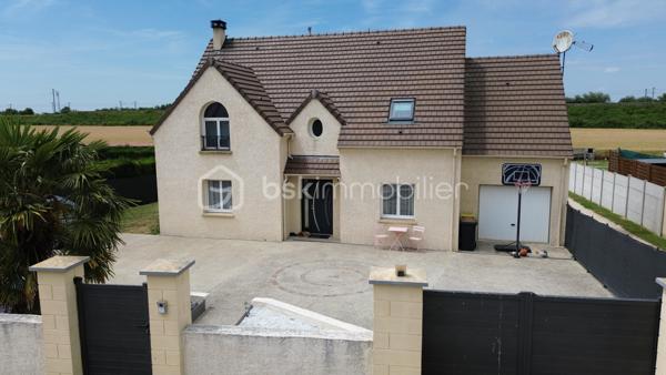 🏡 Cocon Familial - 158 m² - Super état - Grand Parking
🎯 La Vie de Famille Idéale, Sans Aucun Travaux
Découvrez cette magnifique maison de maçon (2010) de 7 pièces dont 5 chambres, pensée pour le confort et la sérénité d'une grande famille. Avec ses 158 m² habitables sur un terrain de 812 m², cette demeure est prête à accueillir ses nouveaux propriétaires car aucun rafraîchissement ni travaux à prévoir, et tout a été conçu avec des matériaux de qualité pour une fonctionnalité optimale.
✨ Les Atouts Clés : Espace, confort, sobriété énergétique :
•	5 Chambres Spacieuses : Idéal pour accueillir votre famille, avoir un bureau ou une salle de jeux dédiée.
•	Confort et Économie : Chauffage assuré par une Pompe à Chaleur (PAC) réversible, et un poêle à bois grande capacité pour des hivers douillets et des factures maîtrisées. Des radiateurs électriques peuvent prendre le relai si besoin à l’étage.
•	Extérieurs Exceptionnels : Grande terrasse ensoleillée de 60 m², vaste pelouse, abri de jardin et un parking extérieur pouvant accueillir jusqu'à 10 véhicules (béton lavé). Portail aluminium coulissant motorisé + portillon aluminium.
•	Ramassage scolaire au bout de la rue. Écoles et collèges facilement accessibles grâce au réseau de bus.
🏠 Description Détaillée des Espaces
Rez-de-Chaussée permettant une vie de plain-pied :
•	Vaste Séjour Lumineux : Équipé de la PAC réversible et du poêle à bois, offrant un espace de vie chaleureux.
•	Cuisine Américaine Équipée : Ouverte sur le séjour pour plus de convivialité.
•	Suite Parentale Confortable : Avec sa propre salle d'eau et douche à l'italienne.
•	Fonctionnel : Hall d’entrée, cellier/buanderie, WC indépendant et accès direct au grand garage par la buanderie. 
Étage (L'Espace de nuit et de jeux des Enfants) : 
•	Quatre Belles Chambres : Toutes lumineuses et prêtes à être aménagées.
•	Pièce Palière : Idéale pour un coin lecture, de jeu, de détente ou un espace de travail supplémentaire.
•	Salle d'Eau Moderne : Douche à l'italienne et double vasque.
•	Pratique : Grand dressing et WC indépendant.
📍 Environnement et Commodités
La maison est idéalement située, offrant le calme de la campagne avec un voisinage convivial de plusieurs familles avec enfants, et avec un accès assez direct aux services :
•	Auneau : À seulement 10 minutes (8.5 km).
•	Chartres : À 20 minutes (17 km).
•	Scolarité : Ramassage scolaire au bout de la rue. École à 5 km (Francourville), collège à 12 km, et lycées à Chartres.
Ne manquez pas l'opportunité d'offrir à votre famille cette qualité de vie !