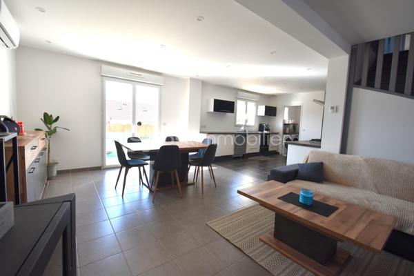 🏡 Cocon Familial - 158 m² - Super état - Grand Parking
🎯 La Vie de Famille Idéale, Sans Aucun Travaux
Découvrez cette magnifique maison de maçon (2010) de 7 pièces dont 5 chambres, pensée pour le confort et la sérénité d'une grande famille. Avec ses 158 m² habitables sur un terrain de 812 m², cette demeure est prête à accueillir ses nouveaux propriétaires car aucun rafraîchissement ni travaux à prévoir, et tout a été conçu avec des matériaux de qualité pour une fonctionnalité optimale.
✨ Les Atouts Clés : Espace, confort, sobriété énergétique :
•	5 Chambres Spacieuses : Idéal pour accueillir votre famille, avoir un bureau ou une salle de jeux dédiée.
•	Confort et Économie : Chauffage assuré par une Pompe à Chaleur (PAC) réversible, et un poêle à bois grande capacité pour des hivers douillets et des factures maîtrisées. Des radiateurs électriques peuvent prendre le relai si besoin à l’étage.
•	Extérieurs Exceptionnels : Grande terrasse ensoleillée de 60 m², vaste pelouse, abri de jardin et un parking extérieur pouvant accueillir jusqu'à 10 véhicules (béton lavé). Portail aluminium coulissant motorisé + portillon aluminium.
•	Ramassage scolaire au bout de la rue. Écoles et collèges facilement accessibles grâce au réseau de bus.
🏠 Description Détaillée des Espaces
Rez-de-Chaussée permettant une vie de plain-pied :
•	Vaste Séjour Lumineux : Équipé de la PAC réversible et du poêle à bois, offrant un espace de vie chaleureux.
•	Cuisine Américaine Équipée : Ouverte sur le séjour pour plus de convivialité.
•	Suite Parentale Confortable : Avec sa propre salle d'eau et douche à l'italienne.
•	Fonctionnel : Hall d’entrée, cellier/buanderie, WC indépendant et accès direct au grand garage par la buanderie. 
Étage (L'Espace de nuit et de jeux des Enfants) : 
•	Quatre Belles Chambres : Toutes lumineuses et prêtes à être aménagées.
•	Pièce Palière : Idéale pour un coin lecture, de jeu, de détente ou un espace de travail supplémentaire.
•	Salle d'Eau Moderne : Douche à l'italienne et double vasque.
•	Pratique : Grand dressing et WC indépendant.
📍 Environnement et Commodités
La maison est idéalement située, offrant le calme de la campagne avec un voisinage convivial de plusieurs familles avec enfants, et avec un accès assez direct aux services :
•	Auneau : À seulement 10 minutes (8.5 km).
•	Chartres : À 20 minutes (17 km).
•	Scolarité : Ramassage scolaire au bout de la rue. École à 5 km (Francourville), collège à 12 km, et lycées à Chartres.
Ne manquez pas l'opportunité d'offrir à votre famille cette qualité de vie !