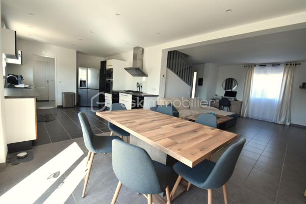 🏡 Cocon Familial - 158 m² - Super état - Grand Parking
🎯 La Vie de Famille Idéale, Sans Aucun Travaux
Découvrez cette magnifique maison de maçon (2010) de 7 pièces dont 5 chambres, pensée pour le confort et la sérénité d'une grande famille. Avec ses 158 m² habitables sur un terrain de 812 m², cette demeure est prête à accueillir ses nouveaux propriétaires car aucun rafraîchissement ni travaux à prévoir, et tout a été conçu avec des matériaux de qualité pour une fonctionnalité optimale.
✨ Les Atouts Clés : Espace, confort, sobriété énergétique :
•	5 Chambres Spacieuses : Idéal pour accueillir votre famille, avoir un bureau ou une salle de jeux dédiée.
•	Confort et Économie : Chauffage assuré par une Pompe à Chaleur (PAC) réversible, et un poêle à bois grande capacité pour des hivers douillets et des factures maîtrisées. Des radiateurs électriques peuvent prendre le relai si besoin à l’étage.
•	Extérieurs Exceptionnels : Grande terrasse ensoleillée de 60 m², vaste pelouse, abri de jardin et un parking extérieur pouvant accueillir jusqu'à 10 véhicules (béton lavé). Portail aluminium coulissant motorisé + portillon aluminium.
•	Ramassage scolaire au bout de la rue. Écoles et collèges facilement accessibles grâce au réseau de bus.
🏠 Description Détaillée des Espaces
Rez-de-Chaussée permettant une vie de plain-pied :
•	Vaste Séjour Lumineux : Équipé de la PAC réversible et du poêle à bois, offrant un espace de vie chaleureux.
•	Cuisine Américaine Équipée : Ouverte sur le séjour pour plus de convivialité.
•	Suite Parentale Confortable : Avec sa propre salle d'eau et douche à l'italienne.
•	Fonctionnel : Hall d’entrée, cellier/buanderie, WC indépendant et accès direct au grand garage par la buanderie. 
Étage (L'Espace de nuit et de jeux des Enfants) : 
•	Quatre Belles Chambres : Toutes lumineuses et prêtes à être aménagées.
•	Pièce Palière : Idéale pour un coin lecture, de jeu, de détente ou un espace de travail supplémentaire.
•	Salle d'Eau Moderne : Douche à l'italienne et double vasque.
•	Pratique : Grand dressing et WC indépendant.
📍 Environnement et Commodités
La maison est idéalement située, offrant le calme de la campagne avec un voisinage convivial de plusieurs familles avec enfants, et avec un accès assez direct aux services :
•	Auneau : À seulement 10 minutes (8.5 km).
•	Chartres : À 20 minutes (17 km).
•	Scolarité : Ramassage scolaire au bout de la rue. École à 5 km (Francourville), collège à 12 km, et lycées à Chartres.
Ne manquez pas l'opportunité d'offrir à votre famille cette qualité de vie !