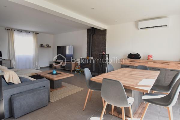 🏡 Cocon Familial - 158 m² - Super état - Grand Parking
🎯 La Vie de Famille Idéale, Sans Aucun Travaux
Découvrez cette magnifique maison de maçon (2010) de 7 pièces dont 5 chambres, pensée pour le confort et la sérénité d'une grande famille. Avec ses 158 m² habitables sur un terrain de 812 m², cette demeure est prête à accueillir ses nouveaux propriétaires car aucun rafraîchissement ni travaux à prévoir, et tout a été conçu avec des matériaux de qualité pour une fonctionnalité optimale.
✨ Les Atouts Clés : Espace, confort, sobriété énergétique :
•	5 Chambres Spacieuses : Idéal pour accueillir votre famille, avoir un bureau ou une salle de jeux dédiée.
•	Confort et Économie : Chauffage assuré par une Pompe à Chaleur (PAC) réversible, et un poêle à bois grande capacité pour des hivers douillets et des factures maîtrisées. Des radiateurs électriques peuvent prendre le relai si besoin à l’étage.
•	Extérieurs Exceptionnels : Grande terrasse ensoleillée de 60 m², vaste pelouse, abri de jardin et un parking extérieur pouvant accueillir jusqu'à 10 véhicules (béton lavé). Portail aluminium coulissant motorisé + portillon aluminium.
•	Ramassage scolaire au bout de la rue. Écoles et collèges facilement accessibles grâce au réseau de bus.
🏠 Description Détaillée des Espaces
Rez-de-Chaussée permettant une vie de plain-pied :
•	Vaste Séjour Lumineux : Équipé de la PAC réversible et du poêle à bois, offrant un espace de vie chaleureux.
•	Cuisine Américaine Équipée : Ouverte sur le séjour pour plus de convivialité.
•	Suite Parentale Confortable : Avec sa propre salle d'eau et douche à l'italienne.
•	Fonctionnel : Hall d’entrée, cellier/buanderie, WC indépendant et accès direct au grand garage par la buanderie. 
Étage (L'Espace de nuit et de jeux des Enfants) : 
•	Quatre Belles Chambres : Toutes lumineuses et prêtes à être aménagées.
•	Pièce Palière : Idéale pour un coin lecture, de jeu, de détente ou un espace de travail supplémentaire.
•	Salle d'Eau Moderne : Douche à l'italienne et double vasque.
•	Pratique : Grand dressing et WC indépendant.
📍 Environnement et Commodités
La maison est idéalement située, offrant le calme de la campagne avec un voisinage convivial de plusieurs familles avec enfants, et avec un accès assez direct aux services :
•	Auneau : À seulement 10 minutes (8.5 km).
•	Chartres : À 20 minutes (17 km).
•	Scolarité : Ramassage scolaire au bout de la rue. École à 5 km (Francourville), collège à 12 km, et lycées à Chartres.
Ne manquez pas l'opportunité d'offrir à votre famille cette qualité de vie !