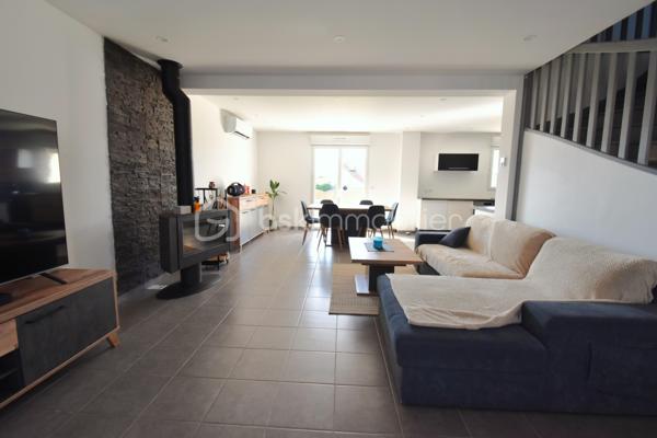 🏡 Cocon Familial - 158 m² - Super état - Grand Parking
🎯 La Vie de Famille Idéale, Sans Aucun Travaux
Découvrez cette magnifique maison de maçon (2010) de 7 pièces dont 5 chambres, pensée pour le confort et la sérénité d'une grande famille. Avec ses 158 m² habitables sur un terrain de 812 m², cette demeure est prête à accueillir ses nouveaux propriétaires car aucun rafraîchissement ni travaux à prévoir, et tout a été conçu avec des matériaux de qualité pour une fonctionnalité optimale.
✨ Les Atouts Clés : Espace, confort, sobriété énergétique :
•	5 Chambres Spacieuses : Idéal pour accueillir votre famille, avoir un bureau ou une salle de jeux dédiée.
•	Confort et Économie : Chauffage assuré par une Pompe à Chaleur (PAC) réversible, et un poêle à bois grande capacité pour des hivers douillets et des factures maîtrisées. Des radiateurs électriques peuvent prendre le relai si besoin à l’étage.
•	Extérieurs Exceptionnels : Grande terrasse ensoleillée de 60 m², vaste pelouse, abri de jardin et un parking extérieur pouvant accueillir jusqu'à 10 véhicules (béton lavé). Portail aluminium coulissant motorisé + portillon aluminium.
•	Ramassage scolaire au bout de la rue. Écoles et collèges facilement accessibles grâce au réseau de bus.
🏠 Description Détaillée des Espaces
Rez-de-Chaussée permettant une vie de plain-pied :
•	Vaste Séjour Lumineux : Équipé de la PAC réversible et du poêle à bois, offrant un espace de vie chaleureux.
•	Cuisine Américaine Équipée : Ouverte sur le séjour pour plus de convivialité.
•	Suite Parentale Confortable : Avec sa propre salle d'eau et douche à l'italienne.
•	Fonctionnel : Hall d’entrée, cellier/buanderie, WC indépendant et accès direct au grand garage par la buanderie. 
Étage (L'Espace de nuit et de jeux des Enfants) : 
•	Quatre Belles Chambres : Toutes lumineuses et prêtes à être aménagées.
•	Pièce Palière : Idéale pour un coin lecture, de jeu, de détente ou un espace de travail supplémentaire.
•	Salle d'Eau Moderne : Douche à l'italienne et double vasque.
•	Pratique : Grand dressing et WC indépendant.
📍 Environnement et Commodités
La maison est idéalement située, offrant le calme de la campagne avec un voisinage convivial de plusieurs familles avec enfants, et avec un accès assez direct aux services :
•	Auneau : À seulement 10 minutes (8.5 km).
•	Chartres : À 20 minutes (17 km).
•	Scolarité : Ramassage scolaire au bout de la rue. École à 5 km (Francourville), collège à 12 km, et lycées à Chartres.
Ne manquez pas l'opportunité d'offrir à votre famille cette qualité de vie !