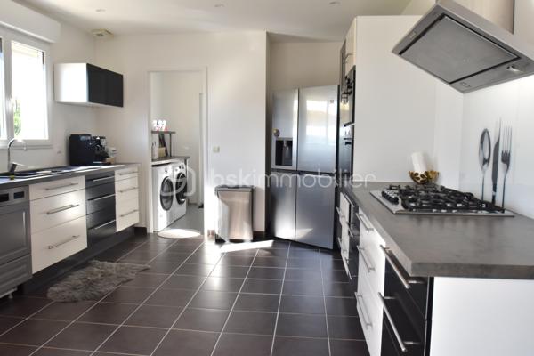 🏡 Cocon Familial - 158 m² - Super état - Grand Parking
🎯 La Vie de Famille Idéale, Sans Aucun Travaux
Découvrez cette magnifique maison de maçon (2010) de 7 pièces dont 5 chambres, pensée pour le confort et la sérénité d'une grande famille. Avec ses 158 m² habitables sur un terrain de 812 m², cette demeure est prête à accueillir ses nouveaux propriétaires car aucun rafraîchissement ni travaux à prévoir, et tout a été conçu avec des matériaux de qualité pour une fonctionnalité optimale.
✨ Les Atouts Clés : Espace, confort, sobriété énergétique :
•	5 Chambres Spacieuses : Idéal pour accueillir votre famille, avoir un bureau ou une salle de jeux dédiée.
•	Confort et Économie : Chauffage assuré par une Pompe à Chaleur (PAC) réversible, et un poêle à bois grande capacité pour des hivers douillets et des factures maîtrisées. Des radiateurs électriques peuvent prendre le relai si besoin à l’étage.
•	Extérieurs Exceptionnels : Grande terrasse ensoleillée de 60 m², vaste pelouse, abri de jardin et un parking extérieur pouvant accueillir jusqu'à 10 véhicules (béton lavé). Portail aluminium coulissant motorisé + portillon aluminium.
•	Ramassage scolaire au bout de la rue. Écoles et collèges facilement accessibles grâce au réseau de bus.
🏠 Description Détaillée des Espaces
Rez-de-Chaussée permettant une vie de plain-pied :
•	Vaste Séjour Lumineux : Équipé de la PAC réversible et du poêle à bois, offrant un espace de vie chaleureux.
•	Cuisine Américaine Équipée : Ouverte sur le séjour pour plus de convivialité.
•	Suite Parentale Confortable : Avec sa propre salle d'eau et douche à l'italienne.
•	Fonctionnel : Hall d’entrée, cellier/buanderie, WC indépendant et accès direct au grand garage par la buanderie. 
Étage (L'Espace de nuit et de jeux des Enfants) : 
•	Quatre Belles Chambres : Toutes lumineuses et prêtes à être aménagées.
•	Pièce Palière : Idéale pour un coin lecture, de jeu, de détente ou un espace de travail supplémentaire.
•	Salle d'Eau Moderne : Douche à l'italienne et double vasque.
•	Pratique : Grand dressing et WC indépendant.
📍 Environnement et Commodités
La maison est idéalement située, offrant le calme de la campagne avec un voisinage convivial de plusieurs familles avec enfants, et avec un accès assez direct aux services :
•	Auneau : À seulement 10 minutes (8.5 km).
•	Chartres : À 20 minutes (17 km).
•	Scolarité : Ramassage scolaire au bout de la rue. École à 5 km (Francourville), collège à 12 km, et lycées à Chartres.
Ne manquez pas l'opportunité d'offrir à votre famille cette qualité de vie !