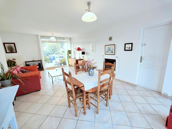 T4 lumineux au calme. Plain pied, garage.