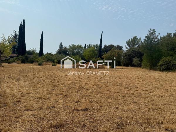 Terrain constructible d’environ 2500 m² – Cotignac (83)