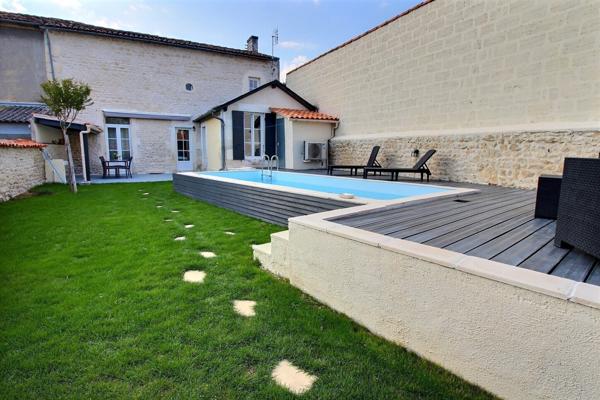 Maison de charme avec piscine – Saint-Jean-d’Angély centre